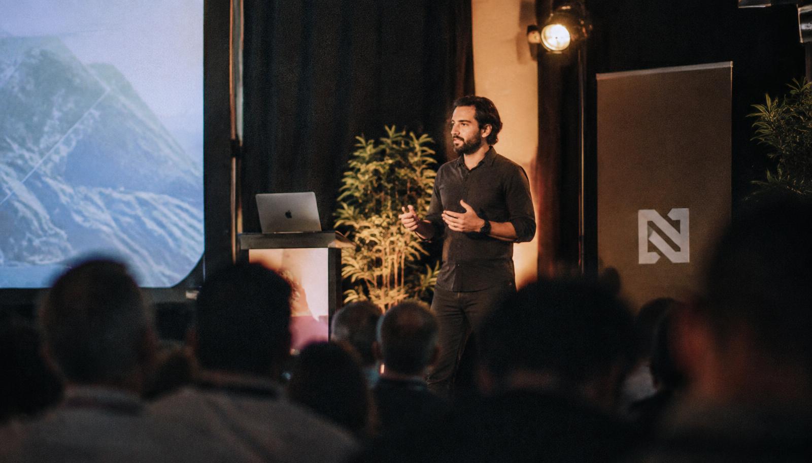 Orador num evento empresarial em palco